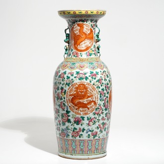 Un grand vase en porcelaine de Chine famille rose aux dragons et phénix, 19ème