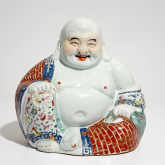 Un modèle de Bouddha en porcelaine de Chine famille rose, 19/20ème