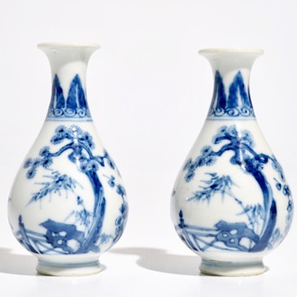 Une paire de petits vases en porcelaine de Chine bleu et blanc à décor "Les Trois Amis de l'hiver", 19ème
