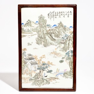 Une plaque porcelaine de Chine qianjiang cai à décor d’un paysage, 19/20ème