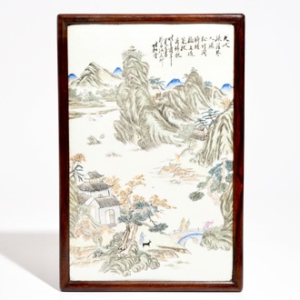 Een Chinese qianjiang cai plaquette met landschapsdecor, 19/20e eeuw