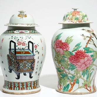 Deux vases couverts en porcelaine de Chine famille rose et qianjiang cai, 19/20ème