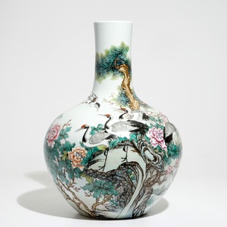 Un grand vase de forme tianqiu ping en porcelaine de Chine, marque de Yongzheng, 20ème