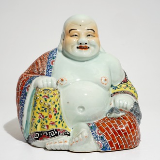 Un modèle de Bouddha en porcelaine de Chine famille rose, marque Wan Tong Shun Zao, République, 20ème