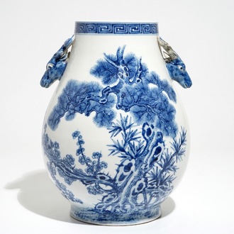 Un vase de forme hu en porcelaine de Chine bleu et blanc à décor "Les Trois Amis de l'hiver", marque de Qianlong, 19/20ème