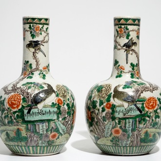 Une paire de vases de forme bouteille en porcelaine de Chine famille verte, 19ème