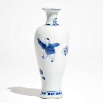 Un vase en porcelaine de Chine bleu et blanc aux garçons jouants, Kangxi