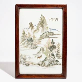 Een Chinese qianjiang cai plaquette met landschapsdecor, 19/20e eeuw