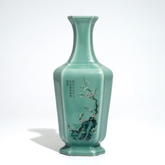Un vase en porcelaine de Chine céladon à décor floral avec calligraphie, marque de Qianlong, 19/20ème