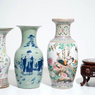 Trois vases en porcelaine de Chine et un socle incrusté au panneau en marbre, 19/20ème