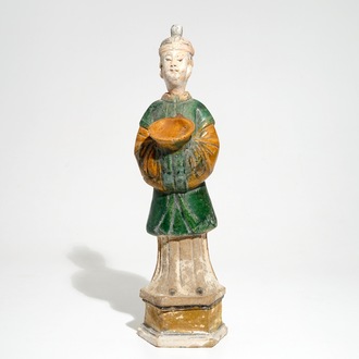 Un modèle d'un servant sur socle de type sancai, Chine, Ming