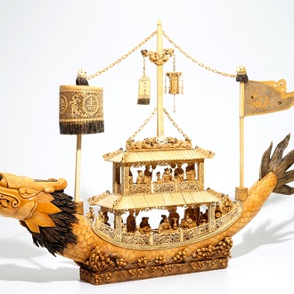 Un modèle d'un bateau dragon en ivoire sculpté, Chine, 19ème