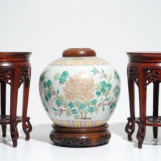 Un pot à gingembre en porcelaine de Chine famille rose et une paire de socles en bois, 19/20ème