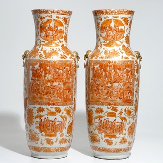 Een paar grote Chinese vazen met ijzerrood en verguld decor, 19e eeuw