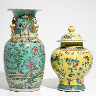 Un vase couvert en porcelaine de Chine famille verte et un vase de Canton à fond turquoise, 19/20ème