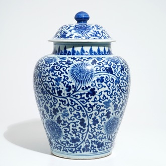 Un grand vase couvert en porcelaine de Chine bleu et blanc aux rinceaux de lotus, Kangxi