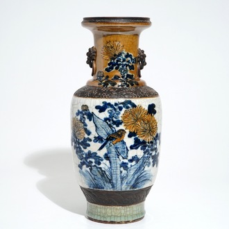 Un vase en porcelaine de Chine bleu et blanc sur fond café au lait et craquelé, 19ème