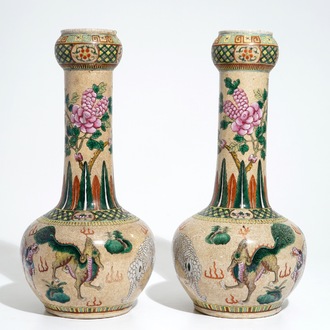 Une paire de vases de forme bouteille en porcelaine de Chine famille rose sur fond craquelé, 19ème