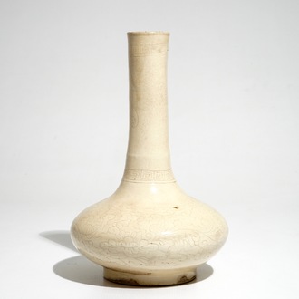 Een Chinese crèmekleurige flesvormige vaas met anhua decor, Song/Ming