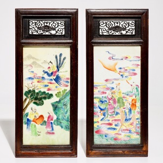 Deux plaques en porcelaine de Chine famille rose en cadres en bois, 19ème