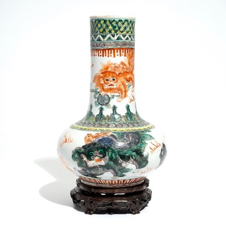 Un vase en porcelaine de Chine famille verte aux lions bouddhistes, 19ème