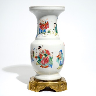 Un vase en porcelaine de Chine famille rose aux figures, monté en bronze, Yongzheng