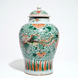 Un vase couvert de forme balustre en porcelaine de Chine wucai, époque Transition