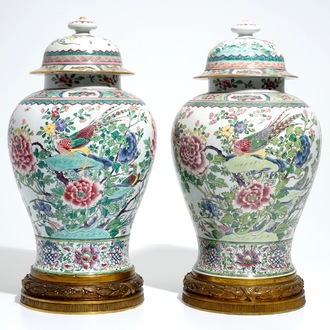 Une paire de vases couverts en porcelaine de Chine famille rose montée en bronze, Samson, Paris, 19ème
