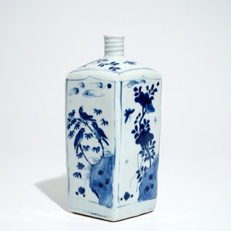 Une bouteille de forme carré en porcelaine de Chine bleu et blanc, époque Transition