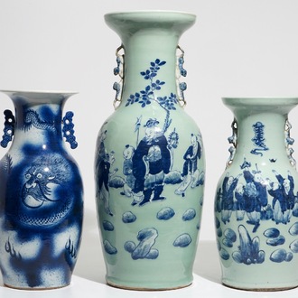 Deux vases en porcelaine de Chine bleu et blanc sur fond céladon et un vase aux dragons, 19ème