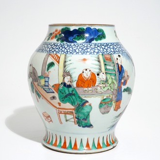 Un vase de forme olive en porcelaine de Chine wucai, 19ème