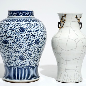 Een Chinese craquelé vaas en een blauwwitte vaas met lotusslingers, 19e eeuw
