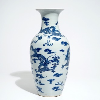 Un vase aux dragons en porcelaine de Chine bleu et blanc, 19ème