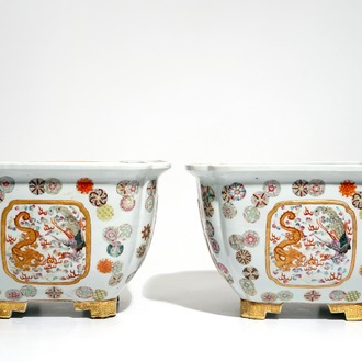 Une paire de grandes jardinières en porcelaine de Chine famille rose, 20ème