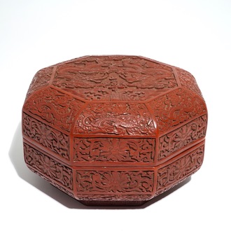 Een Chinese octagonale lakwerk dekseldoos met draken, Qianlong merk, 19/20e eeuw