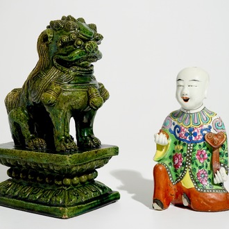 Un modèle d'un garçon aux genoux en porcelaine de Chine famille rose et un lion de temple de style Ming, 19ème