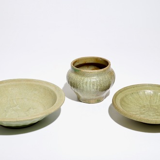 Un vase et deux plats en porcelaine de Chine céladon de Longquan, Ming