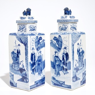 Een paar vierkante Chinese blauwwitte vazen met deksels, Kangxi merk, 19e eeuw