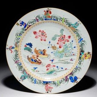 Un plat en porcelaine de Chine famille rose aux canards mandarins et immortels, Yongzheng