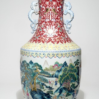 Un très grand vase en porcelaine de Chine famille rose, marque de Qianlong, 19/20ème