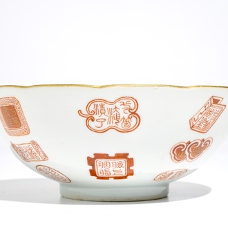 Un bol en porcelaine de Chine rouge de fer et doré aux marques et symboles taoistes, marque de Qianlong, 19/20ème
