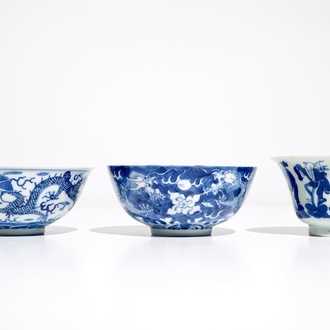 Three Chinese blue and white bowls with dragons and figures, 19th C.