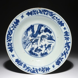 Un plat en porcelaine de Chine bleu et blanc aux cerfs dans un paysage, Jiajing