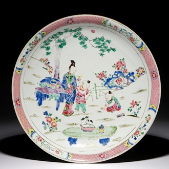 Un plat en porcelaine de Chine famille rose à décor de figures dans un jardin, Yongzheng
