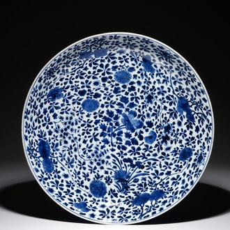 Un grand plat en porcelaine de Chine bleu et blanc au dos en bleu poudré, marque de Chenghua, Kangxi