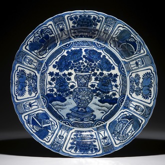 Un très grand plat au vase fleuri en porcelaine de Chine bleu et blanc de type Kraak, Wanli