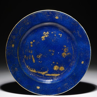 Un plat en porcelaine de Chine bleu poudré et doré, Kangxi