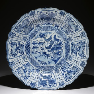 Un très grand plat en porcelaine de Chine bleu et blanc aux canards mandarins, Wanli