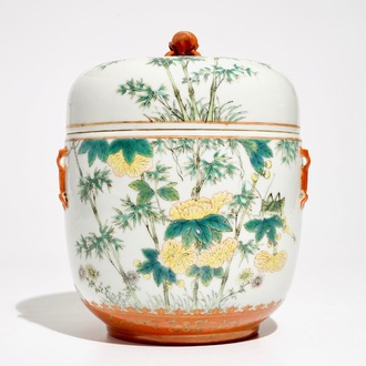 Une grande boîte couverte en porcelaine de Chine, marque de Qianlong, 19/20ème
