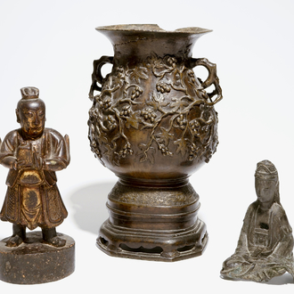 Een grote Chinese bronzen vaas op sokkel, een zittende bronzen guanyin en een vergulde houten figuur, Ming Dynastie